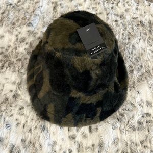 NWT faux fur hat 💯 polyester camo adjustable